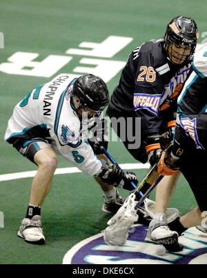 27 avril 2007 : Buffalo Rochester Knighthawks de bandits dans une ligue nationale de crosse, la Division de l'Est du duel final. Les bandits défait les Knighthawks 14-13 en prolongation devant une foule de 8 558 frénétique à la Blue Cross Arena à Rochester, New York. Buffalo's Brett Bucktooth (26) et de sable de Rochester Chapman en action.(Image Crédit : © Alan Schwartz/Cal Sport Media) Banque D'Images