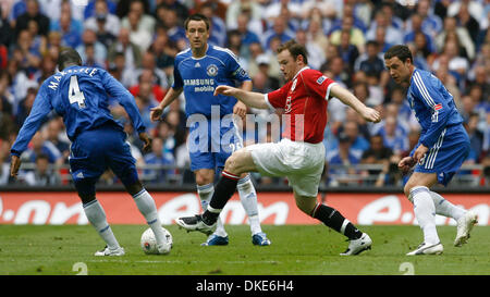 La Manchester United Wayne Rooney se retrouve entouré de Chelsea Claude Makelele, John Terry et Wayne Bridge (Image Crédit : © Photographe/Cal Sport Media) Banque D'Images