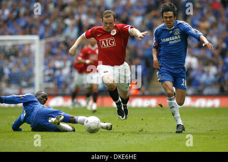 De Manchester United Wayne Rooney passe au-delà de la lutte contre la de Chelsea Claude Makelele et Chelsea's Paulo Ferreira (crédit Image : © Photographe/Cal Sport Media) Banque D'Images