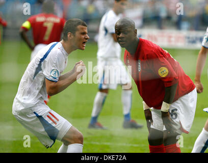 Daniel Pudil de la République tchèque sur l'Angleterre se vanter's Leroy Lita après avoir raté une pénalité (crédit Image : © Photographe/Cal Sport Media) Banque D'Images