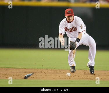 13 juillet 2007 : Arizona Diamondbacks shortstop Stephen Drew motif a broken bat touchés par San Diego Padres champ centre Milton Bradley dans la deuxième manche pour un double jeu à Chase Field à Phoenix, Arizona. Les Diamondbacks défait les Padres 8-3 (Image Crédit : © Max Simbron/Cal Sport Media) Banque D'Images