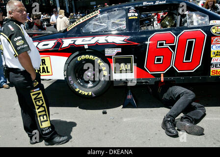 Dimanche 24 juin 2007, SONOMA, CA. - Avant de prendre la piste, Boris Said SOBE No Fear Ford a été pris dans une inspection longs qui a forcé un mécanicien de l'équipe de faire des ajustements de dernière minute..Jorgen Gulliksen/register.Tous les noms cq. (Crédit Image : © Napa Valley Inscription/ZUMApress.com) Banque D'Images