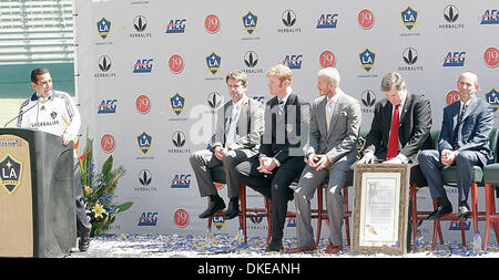 Jul 13, 2007 - Carson, CA, USA - Los Angeles maire Antonio Villaraigosa, gauche, participe à la cérémonie de présentation de DAVID BECKHAM au Home Depot Center de Carson, en Californie, le vendredi 13 juillet, 2007. (Crédit Image : © Branimir Kvartuc/ZUMA Press) Banque D'Images