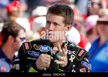 Mar. 11, 2007 - Lincoln, AL, États-Unis - pilote Aflac Carl Edwards (99) parle à la Fox avant les analystes Aaron's 499 à Talladega SuperSpeedway dans Lincoln, Al. (Crédit Image : © Jason Clark/ZUMAPRESS.com) Southcreek/mondial Banque D'Images