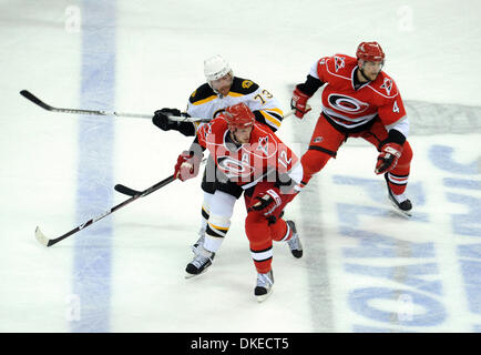 Mai 06, 2009 - Raleigh, Caroline du Nord, USA - Ligue nationale de hockey - les Hurricanes de la Caroline ERIC STAAL (12) et (44) PATRICK EAVES en action avec les Bruins de Boston (73) MICHAEL RYDER comme les Hurricanes de la Caroline a vaincu les Bruins de Boston avec un score final de 3-2 en match trois de la demi-finale de conférence de l'est qu'ils ont joué à la RBC Centre situé à Raleigh. (Crédit Image : © Jaso Banque D'Images