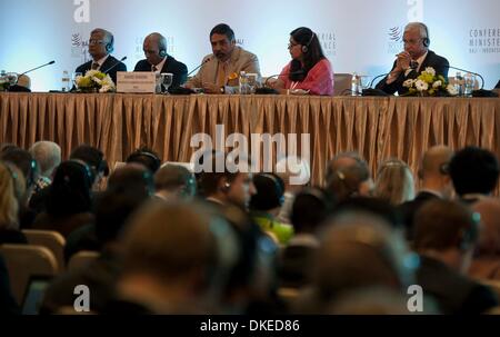 Bali, Indonésie. 5 déc, 2013. Le ministre indien du Commerce et de l'industrie Anand Sharma (C) assiste à une conférence de presse, le troisième jour de la 9e conférence ministérielle de l'Organisation mondiale du commerce (OMC) au centre des congrès de Bali Nusa Dua, Indonésie, 5 décembre 2013. Credit : Lui Siu Wai/Xinhua/Alamy Live News Banque D'Images