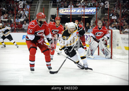 12 mai 2009 - Raleigh, Caroline du Nord, USA - Ligue nationale de hockey - les Hurricanes de la Caroline (26) ERIK COLE en action avec les Bruins de Boston (73) MICHAEL RYDER que les Bruins de Boston a défait les Hurricanes de la Caroline avec un score final de 4-2 dans le Sixième Match de la demi-finale de la Coupe Stanley de la Conférence de l'est qu'ils ont joué à la RBC Centre situé à Raleigh. (Crédit Image : © Jason Moore/ZUMA P Banque D'Images