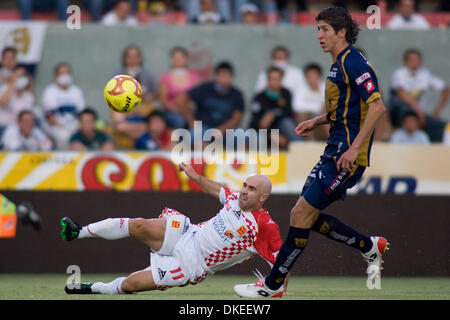 13 mai 2009 - Zapopan, Jalisco, Mexique - Le footballeur RODRIGO RUIZ (L) de l'UAG Tecos lutte pour le ballon avec Israël CASTRO (R) des pumas, au cours de rencontre correspondant à la première occurrence de 'ida', dans les quarts de finale de la ligue mexicaine, soccer, tournoi Clausura 2009 Tecos UAG défait aux Pumas 2-0 à '3 de Marzo' Stadium. (Crédit Image : © Alejandro Acosta/ZUMA Press Banque D'Images