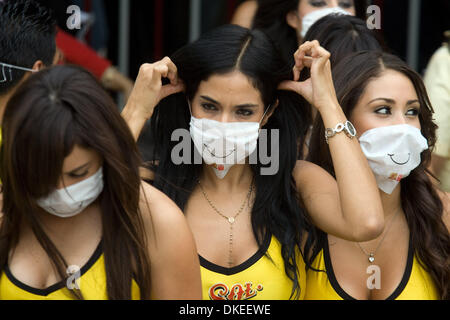 13 mai 2009 - Zapopan, Jalisco, Mexique - Modèles porter masque de visage au cours de rencontre correspondant au premier match de football, "ida", dans les quarts de finale de la ligue mexicaine, soccer, tournoi Clausura 2009 Tecos UAG vs Pumas. Les autorités de santé ont assisté à l'accès du public en permettant à 50  % de la capacité du stade '3 de Marzo' comme une mesure préventive contre la transmission d'infl Banque D'Images