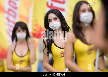 13 mai 2009 - Zapopan, Jalisco, Mexique - Modèles porter masque de visage au cours de rencontre correspondant au premier match de football, "ida", dans les quarts de finale de la ligue mexicaine, soccer, tournoi Clausura 2009 Tecos UAG vs Pumas. Les autorités de santé ont assisté à l'accès du public en permettant à 50  % de la capacité du stade '3 de Marzo' comme une mesure préventive contre la transmission d'infl Banque D'Images