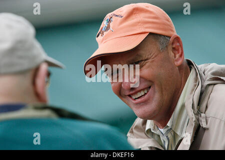 14 mai 2009 - Baltimore, Maryland, USA - Entraîneur GARY STUTE, qui a horse Papa Clem dans le Preakness parle aux médias à l'extérieur de l'étable à Pimlico. (Crédit Image : © James Berglie/ZUMA Press) Banque D'Images