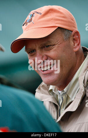 14 mai 2009 - Baltimore, Maryland, USA - Entraîneur GARY STUTE, qui a horse Papa Clem dans le Preakness parle aux médias à l'extérieur de l'étable à Pimlico. (Crédit Image : © James Berglie/ZUMA Press) Banque D'Images