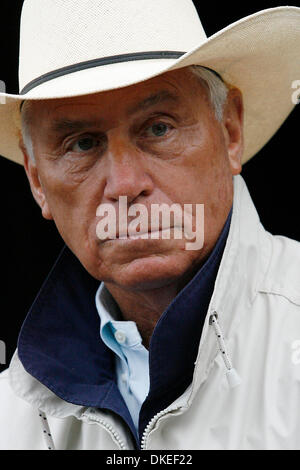 14 mai 2009 - Baltimore, Maryland, USA - D. WAYNE LUKAS entraîneur de chevaux et privé de vol Preakness Luv Gov parle aux médias à l'extérieur de l'étable à Pimlico. (Crédit Image : © James Berglie/ZUMA Press) Banque D'Images