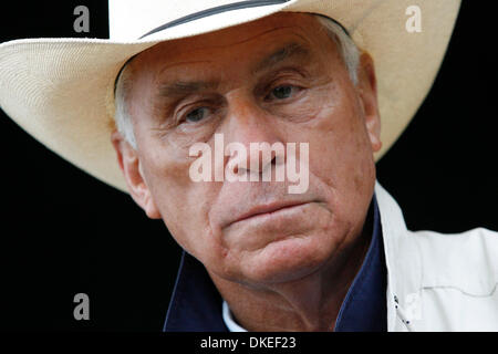 14 mai 2009 - Baltimore, Maryland, USA - D. WAYNE LUKAS entraîneur de chevaux et privé de vol Preakness Luv Gov parle aux médias à l'extérieur de l'étable à Pimlico. (Crédit Image : © James Berglie/ZUMA Press) Banque D'Images