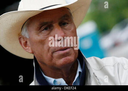 14 mai 2009 - Baltimore, Maryland, USA - D. WAYNE LUKAS entraîneur de chevaux et privé de vol Preakness Luv Gov parle aux médias à l'extérieur de l'étable à Pimlico. (Crédit Image : © James Berglie/ZUMA Press) Banque D'Images