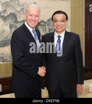 Beijing, Chine. 5 déc, 2013. Le Premier ministre chinois Li Keqiang (R) rencontre avec le Vice-président américain Joe Biden à Beijing, capitale de la Chine, 5 décembre 2013. Credit : Huang Jingwen/Xinhua/Alamy Live News Banque D'Images