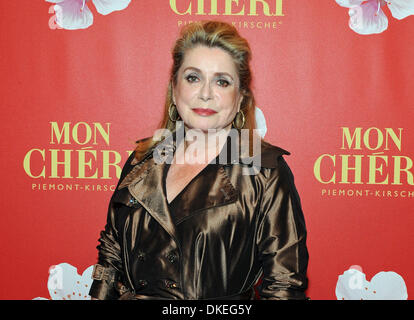 Munich, Allemagne. 08Th Nov, 2013. La légende du cinéma français Catherine Deneuve arrive au Postpalast pour le gala pour célébrer la Journée Barbara à Munich, Allemagne, 04 décembre 2013. Un fabricant de bonbons initiées une campagne à l'échelle Germa à faire don d'un euro pour chaque bundle cherry branch dans le cadre de Barbara 24. Photo : Ursula Dueren/dpa/Alamy Live News Banque D'Images