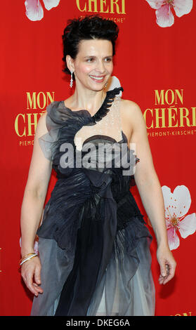 Munich, Allemagne. 08Th Nov, 2013. L'actrice française Juliette Binoche arrive au Postpalast pour le gala pour célébrer la Journée Barbara à Munich, Allemagne, 04 décembre 2013. Un fabricant de bonbons initiées une campagne à l'échelle Germa à faire don d'un euro pour chaque bundle cherry branch dans le cadre de Barbara 24. Photo : Ursula Dueren/dpa/Alamy Live News Banque D'Images