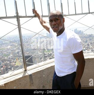 19 mai 2009 - Manhattan, New York, USA - Floyd Mayweather sur le pont d'observation à la suite de la conférence de presse. L'Empire State Building tient une conférence de presse annonçant que six fois champion du monde dans cinq catégories de poids Floyd Mayweather 'argent' est de retour au sport pour faire face à cinq fois champion du monde dans trois catégories de poids Juan Manuel Marquez dans inamita «' un 12 roun Banque D'Images