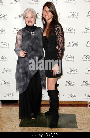 Lee Meriwether et Lesley une lettre Théâtre West 50e anniversaire Taglyan au complexe culturel Los Angeles California - Banque D'Images