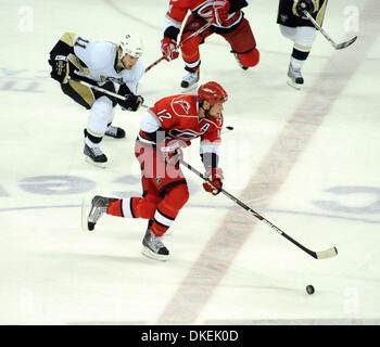 Mai 26, 2009 - Raleigh, Caroline du Nord, USA - Ligue nationale de hockey - les Penguins de Pittsburgh (11) JORDAN STAAL en action sur la glace avec les Hurricanes de la Caroline (12) ERIC STAAL comme les Hurricanes de la Caroline ont joué contre les Penguins de Pittsburgh en jeu quatre 3 dans les éliminatoires de la Coupe Stanley au RBC Center situé à Raleigh. Les Penguins de Pittsburgh défait les Hurricanes de la Caroline Banque D'Images