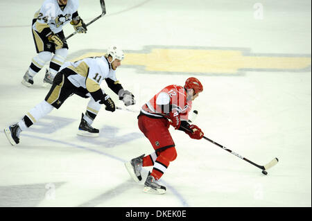 Mai 26, 2009 - Raleigh, Caroline du Nord, USA - Ligue nationale de hockey - les Penguins de Pittsburgh (11) JORDAN STAAL en action sur la glace avec les Hurricanes de la Caroline (12) ERIC STAAL comme les Hurricanes de la Caroline ont joué contre les Penguins de Pittsburgh en jeu quatre 3 dans les éliminatoires de la Coupe Stanley au RBC Center situé à Raleigh. Les Penguins de Pittsburgh défait les Hurricanes de la Caroline Banque D'Images