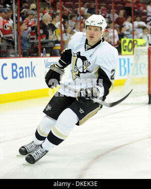 Mai 26, 2009 - Raleigh, Caroline du Nord, USA - Ligue nationale de hockey - les Penguins de Pittsburgh (26) RUSLAN FEDOTENKO comme les Hurricanes de la Caroline ont joué contre les Penguins de Pittsburgh en jeu quatre 3 dans les éliminatoires de la Coupe Stanley au RBC Center situé à Raleigh. Les Penguins de Pittsburgh défait les Hurricanes de la Caroline avec un score final de 4-1. Copyright 2009 Jason Moore. (Cr Banque D'Images