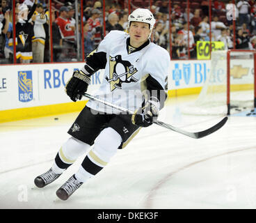 Mai 26, 2009 - Raleigh, Caroline du Nord, USA - Ligue nationale de hockey - les Penguins de Pittsburgh (26) RUSLAN FEDOTENKO comme les Hurricanes de la Caroline ont joué contre les Penguins de Pittsburgh en jeu quatre 3 dans les éliminatoires de la Coupe Stanley au RBC Center situé à Raleigh. Les Penguins de Pittsburgh défait les Hurricanes de la Caroline avec un score final de 4-1. Copyright 2009 Jason Moore. (Cr Banque D'Images
