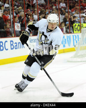 Mai 26, 2009 - Raleigh, Caroline du Nord, USA - Ligue nationale de hockey - les Penguins de Pittsburgh (26) RUSLAN FEDOTENKO comme les Hurricanes de la Caroline ont joué contre les Penguins de Pittsburgh en jeu quatre 3 dans les éliminatoires de la Coupe Stanley au RBC Center situé à Raleigh. Les Penguins de Pittsburgh défait les Hurricanes de la Caroline avec un score final de 4-1. Copyright 2009 Jason Moore. (Cr Banque D'Images