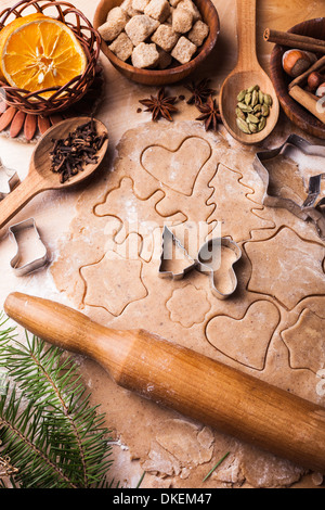 Noël traditionnel d'épices est sur la table de cuisson Banque D'Images