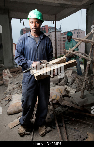 Portrait d'un travailleur sur un chantier de construction de grande hauteur, Nairobi, Kenya Banque D'Images