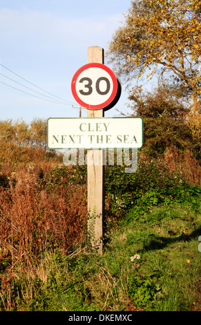 Un signe de la limite de vitesse de 30 mi/h en entrant dans la mer suivant le CLAJ, Norfolk, Angleterre, Royaume-Uni. Banque D'Images