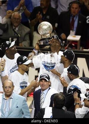 30 mai 2009 - Orlando, Floride, USA - Orlando Magic DWIGHT HOWARD embrasse le trophée de championnat de conférence de l'Est après la magie battre les Cavaliers 103-90 dans le sixième Match à Amway Arena. (Crédit Image : © Stephen M. Dowell/Orlando Sentinel/ZUMA Press) RESTRICTIONS : * Daytona ET DROITS EN LIGNE OUT * Banque D'Images