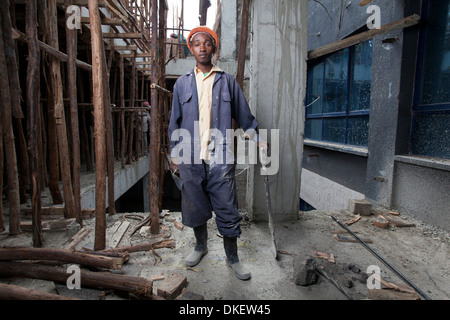 Portrait d'un travailleur de la construction sur un immeuble site, Nairobi, Kenya Banque D'Images