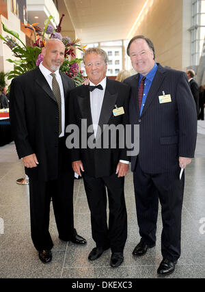 Aug 15, 2009 ; Raleigh, Caroline du Nord, USA ; (L-R) Wrestler BILL GOLDBERG, Université de Houston CoachTOM PENDERS et l'acteur Dennis HASKINS arrivent à la Jimmy V Gala pour aider au lancement de la Celebrity Golf Classic. Le gala cravate noire a eu lieu au Centre de Congrès de Raleigh. Le Jimmy Valvano Foundation a recueilli plus de 12 millions de dollars pour aider à tirer profit de la recherche sur le cancer. L'entraîneur Jim Val Banque D'Images