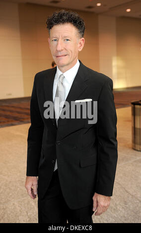 Aug 15, 2009 ; Raleigh, Caroline du Nord, USA ; musicien Lyle Lovett arrive à la Jimmy V Gala pour aider au lancement de la Celebrity Golf Classic. Le gala cravate noire a eu lieu au Centre de Congrès de Raleigh. Le Jimmy Valvano Foundation a recueilli plus de 12 millions de dollars pour aider à tirer profit de la recherche sur le cancer. L'entraîneur Jim Valvano est décédé en 1993 d'un cancer et a été l'entraîneur de basket-ball head Banque D'Images