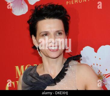 Munich, Allemagne. 08Th Nov, 2013. L'actrice française Juliette Binoche arrive au Postpalast pour le gala pour célébrer la Journée Barbara à Munich, Allemagne, 04 décembre 2013. Un fabricant de bonbons initiées une campagne à l'échelle Germa à faire don d'un euro pour chaque bundle cherry branch dans le cadre de Barbara 24. Photo : Ursula Dueren/dpa/Alamy Live News Banque D'Images