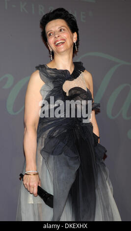 Munich, Allemagne. 08Th Nov, 2013. L'actrice française Juliette Binoche arrive au Postpalast pour le gala pour célébrer la Journée Barbara à Munich, Allemagne, 04 décembre 2013. Un fabricant de bonbons initiées une campagne à l'échelle Germa à faire don d'un euro pour chaque bundle cherry branch dans le cadre de Barbara 24. Photo : Ursula Dueren/dpa/Alamy Live News Banque D'Images