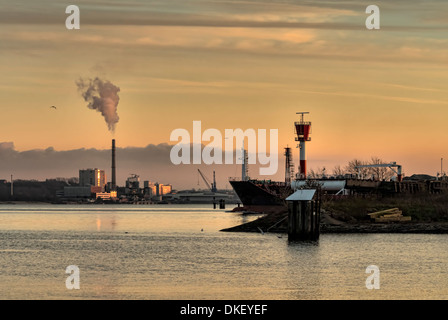 Serrures à la sortie du canal de Kiel au coucher du soleil, Allemagne Banque D'Images