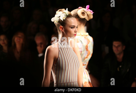 Cara Delevingne London Fashion Week Spring/Summer 2013 - Issa - Angleterre Londres Catwalk - 15.09.12 comprend : Cara Delevingne Banque D'Images