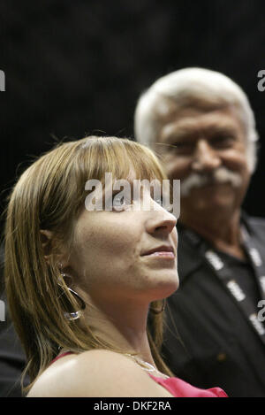 Aug 15, 2009 - Dallas, Texas, USA - l'ancien champion du monde KIM ZMESKAL BELA KAROLYI et légende de coaching sont introduits aux fans lors de l'édition 2009 des championnats de Visa à l'American Airlines Center. Une nouvelle star est un sortant de l'équipe américaine en 2008 l'Olympienne Bridget Sloan remporte le titre. (Crédit Image : © Robert Hughes/ZUMA Press) Banque D'Images