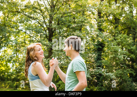 Young couple holding hands in park Banque D'Images