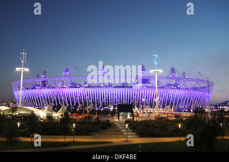 Le stade olympique s'allume durant la soirée. Banque D'Images