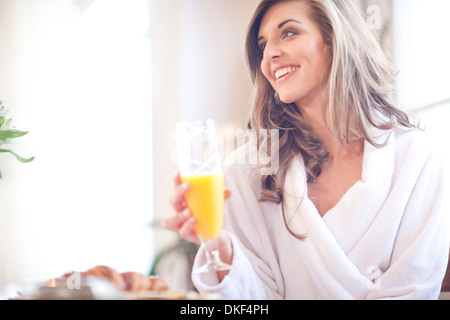 Jeune femme bénéficiant d'un petit-déjeuner au lit Banque D'Images