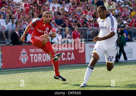 Jun 06, 2009 - Toronto, Ontario, Canada - le milieu de terrain du FC de Toronto Dwayne De Rosario (14) traverse le ballon de l'aile comme Galaxy defender TONY SANNEH (22) porte sur lui. Le Los Angeles Galaxy est venu à Toronto pendant la saison régulière MLS et battre le Toronto FC 2-1 au BMO Field à Toronto, ON. (Crédit Image : © Steve/Dormer Southcreek IME/ZUMA Press) Banque D'Images