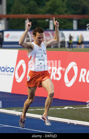 Jun 11, 2009 - Toronto, Ontario, Canada - NATE BRANNEN du Canada célèbre après avoir placé en premier dans le Men's 1 mile Run à l'Université de Toronto, le Festival de l'excellence. Brannen terminé l'événement dans un temps de 3:55.07. (Crédit Image : © Terry Ting/Southcreek IME/ZUMA Press) Banque D'Images