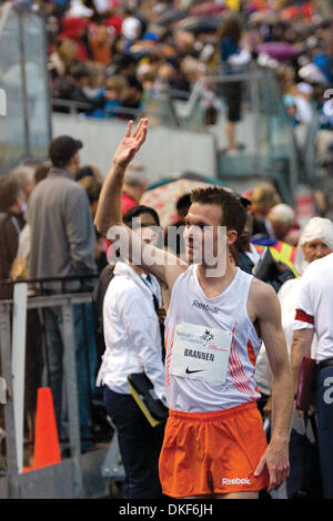 Jun 11, 2009 - Toronto, Ontario, Canada - NATE BRANNEN du Canada des courbes pour fans après avoir placé en premier dans le Men's 1 mile Run à l'Université de Toronto, le Festival de l'excellence. Brannen terminé l'événement dans un temps de 3:55.07. (Crédit Image : © Terry Ting/Southcreek IME/ZUMA Press) Banque D'Images