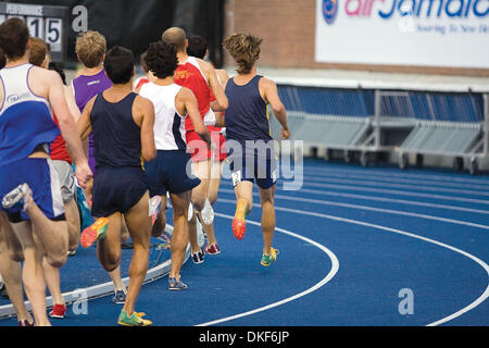 Jun 11, 2009 - Toronto, Ontario, Canada - porteur de la Men's 5000 mètres à l'Université de Toronto, le Festival de l'excellence. Saif Shaheen placé en premier et a terminé l'événement dans un temps de 13:22,70. (Crédit Image : © Terry Ting/Southcreek IME/ZUMA Press) Banque D'Images