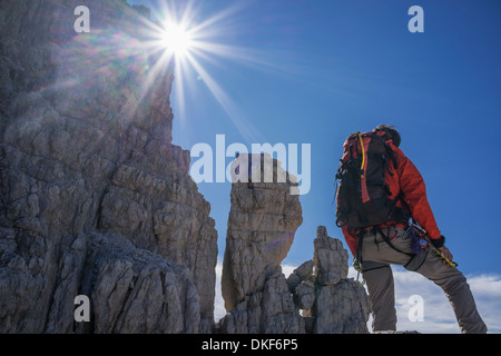 Climber regardant murs rocheux, Brenta Dolomites, Italie Banque D'Images