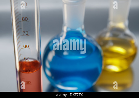 Verrerie de laboratoire chimique, cylindre gradué et deux flacons à fond plat Banque D'Images